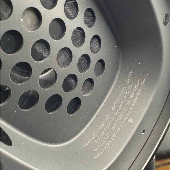 Black Apple AirPods Max - Picture 7 of 7